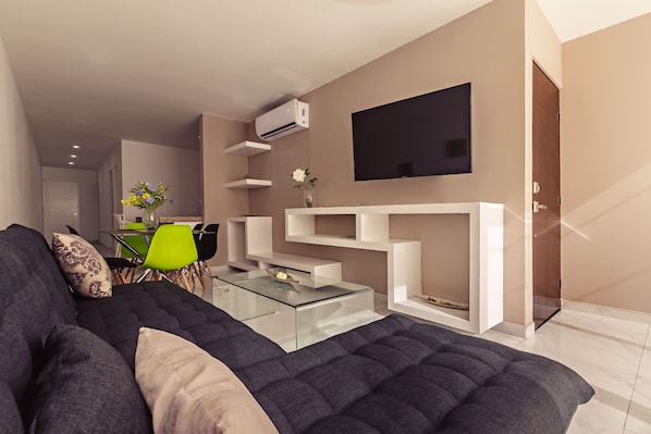 Appartement Deluxe, 2 chambres, cuisine | Aire de séjour | Téléviseur connecté de 42 po avec télévision numérique, téléviseur