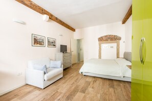 Exclusive Apartment, 2 Bedrooms | 2 bedrooms, individually decorated, individually furnished, free WiFi