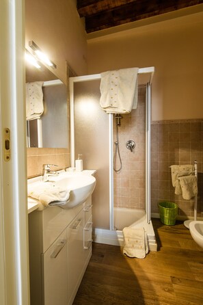 Appartamento Exclusive, 2 camere da letto | Bagno | Doccia, soffione a pioggia, bidet, asciugamani