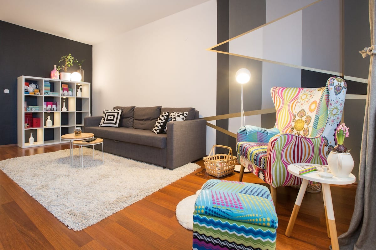 Apartamento básico | Sala de estar | TV de tela plana 100 cm com canais a cabo, TV