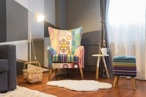 Basic-Apartment | Wohnzimmer | 100-cm-Flachbildfernseher mit Kabelempfang, Fernseher