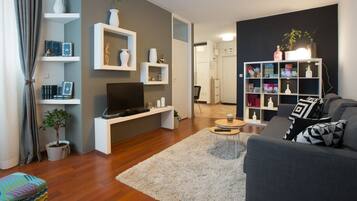 Apartamento básico | Sala de estar | TV de tela plana 100 cm com canais a cabo, TV