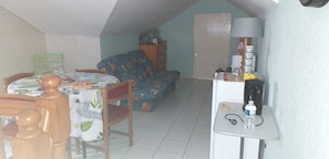 Family Room (Orchidée) | Dihias secara berasingan, dilengkapkan perabot secara berasingan, meja