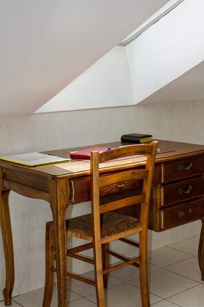Family Room, 1 Bedroom (Orchidée) | Individually decorated, individually furnished, desk, iron/ironing board - La Chti Cabane (Taintrux)