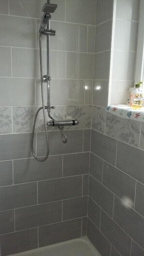 Regadera, amenidades de baño gratuitas, secadora de cabello, batas 
