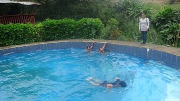 2 Außenpools, geöffnet von 06:00 Uhr bis 22:00 Uhr, Sonnenschirme