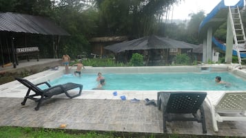 2 piscinas al aire libre, sombrillas, sillones reclinables de piscina