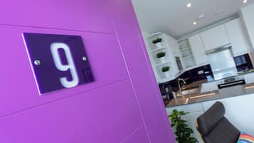 Standard Apartment, 1 Bedroom, 1st Floor | Aire de séjour | Téléviseur connecté de 32 po avec télévision numérique, téléviseur