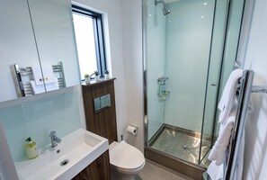 Shower, free toiletries, hair dryer, towels - Apartrooms (Aberdeen)