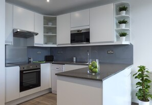 Exclusive Apartment, Roll-in Shower | Private kitchen | Full-size fridge, microwave, oven, stovetop - Apartrooms (Aberdeen)