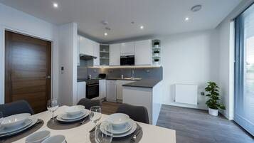 Apartament exclusiu, dutxa accessible en cadira de rodes | Sala d'estar | Televisor intel·ligent de 32 polzades amb canals digitals i televisor