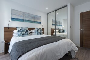 Exclusive Apartment, Roll-in Shower | In-room safe, soundproofing, iron/ironing board, free WiFi - Apartrooms (Aberdeen)