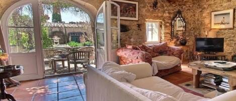 Télévision, cheminée, chaîne hi-fi