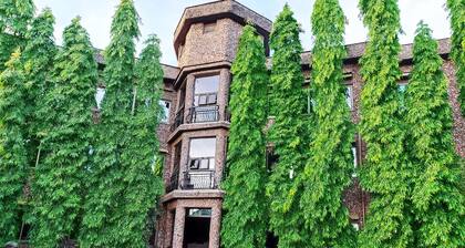 Discovery Courts Hotel