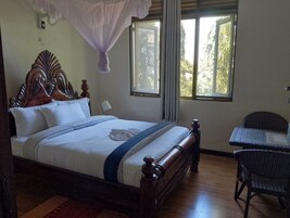 Escritorio, sistema de insonorización, wifi gratis y ropa de cama 