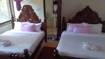 Desk, soundproofing, free WiFi, bed sheets