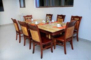 Breakfast, lunch and dinner served - Discovery Courts Hotel (Entebbe)