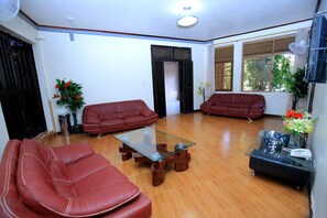 32-inch flat-screen TV with cable channels, TV - Discovery Courts Hotel (Entebbe)