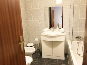 Apartment, 2 Schlafzimmer, Balkon | Badezimmer