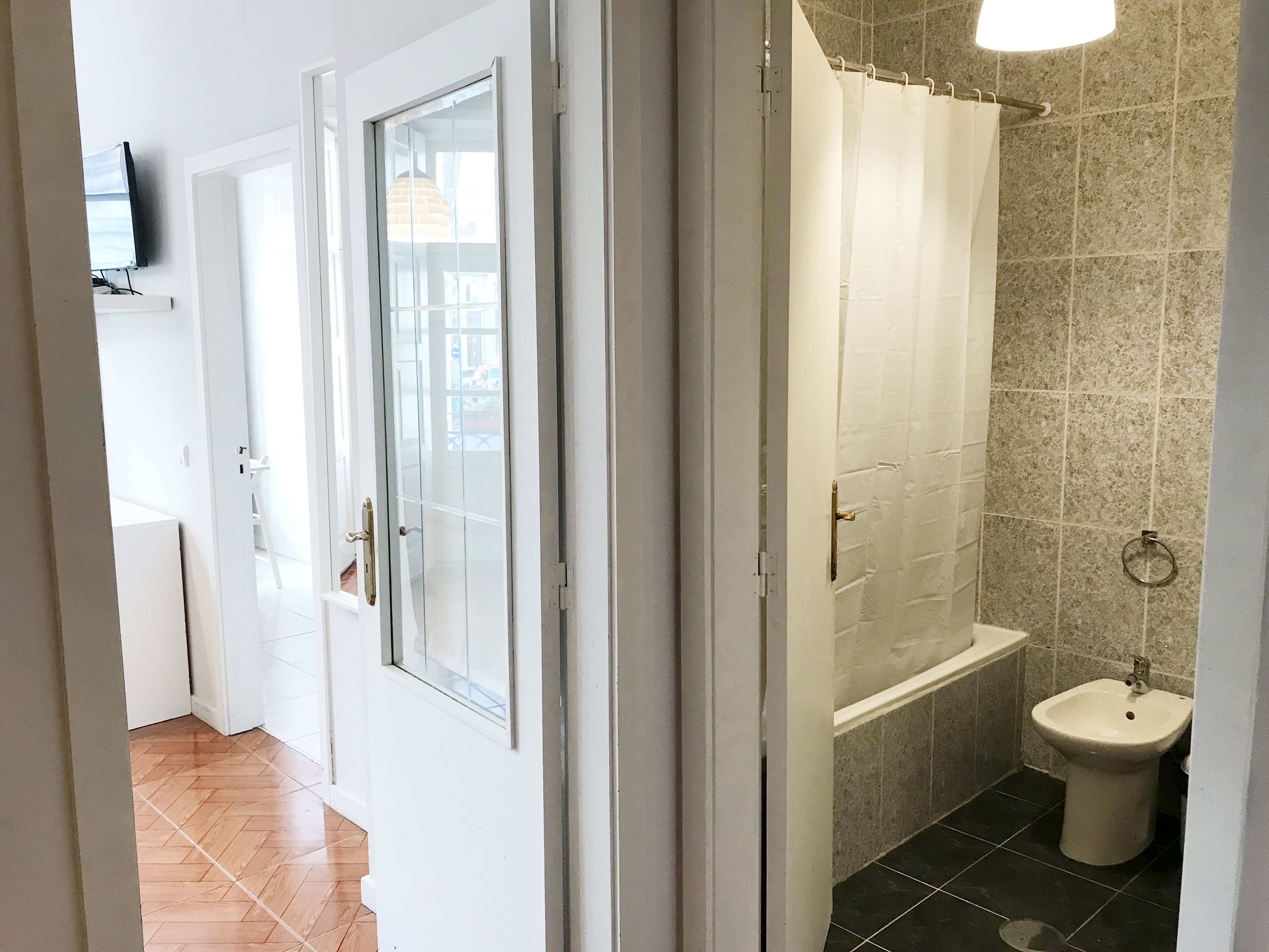 Une salle de bain avec une douche, des toilettes et un lavabo.