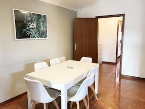 Appartement, 2 chambres, balcon | Coin séjour