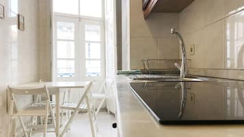 Apartment, 1 Bedroom | Dapur peribadi | Peti sejuk/penyejuk beku saiz penuh, ketuhar gelombang mikro, dapur