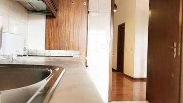 Apartemen, 2 kamar tidur, balkon | Dapur pribadi | Lemari es besar, microwave, kompor, dan mesin pembuat kopi/teh