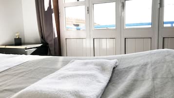 Apartemen, 2 kamar tidur, balkon | Setrika/meja setrika, tempat tidur bayi gratis, dan Wi-Fi gratis