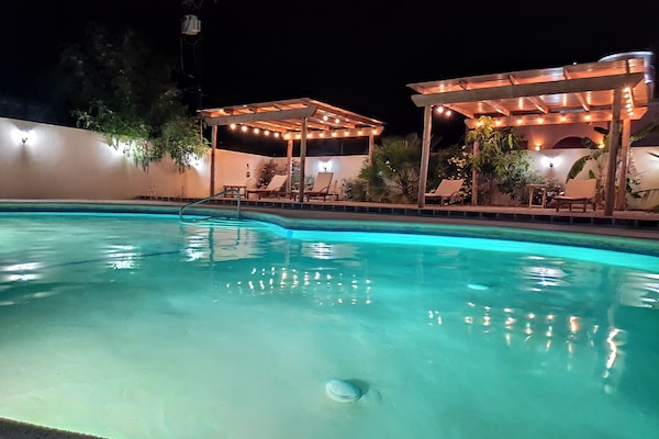 Una piscina al aire libre