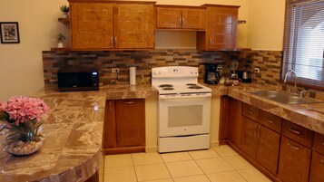 Full-size fridge, microwave, oven, stovetop