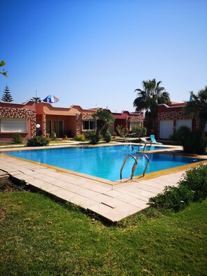 Outdoor pool - Stunning ocean view bungalow by the beach with swimming pool  (Awrir)