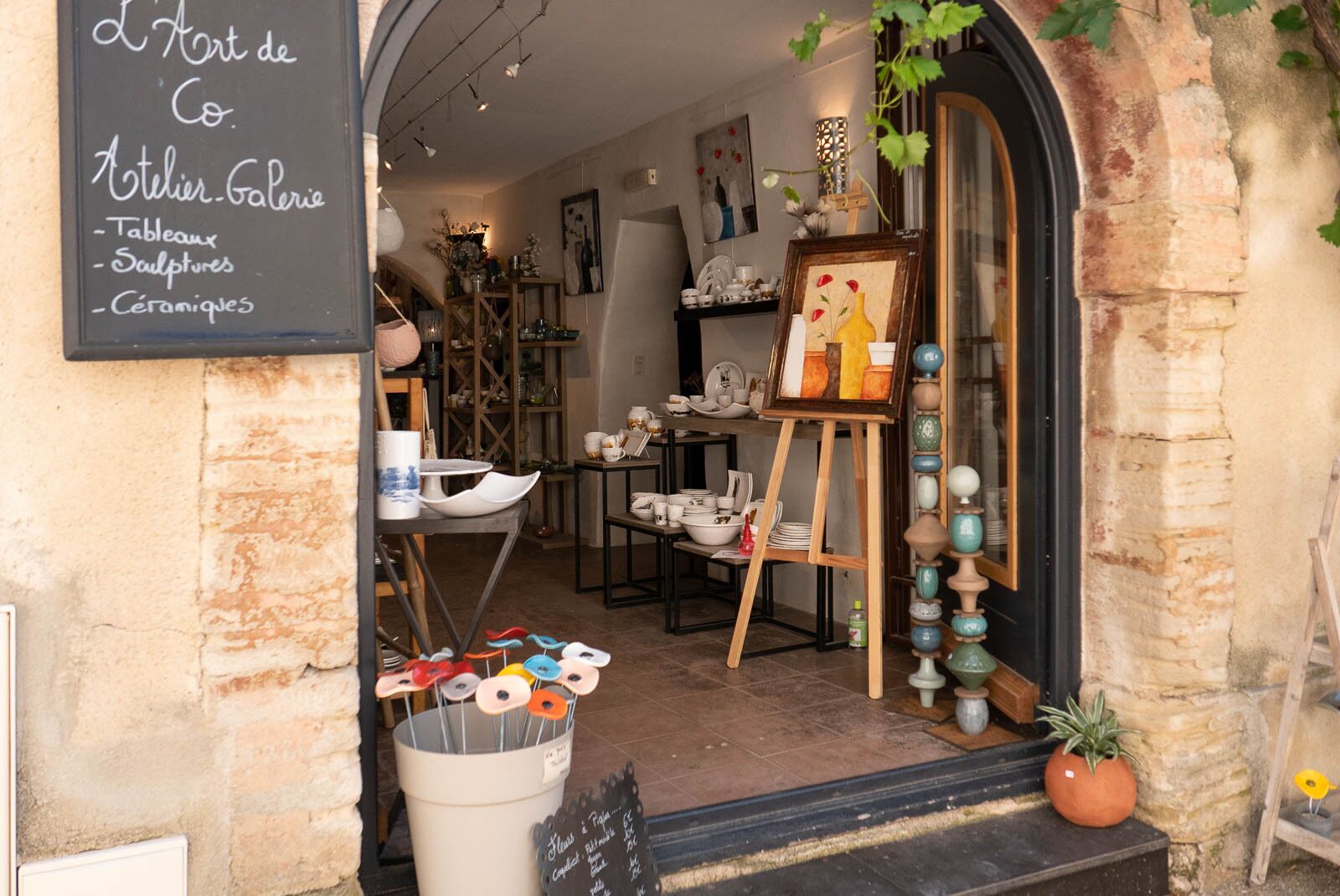 Une galerie d’art où sont exposées des pièces de poterie et des sculptures.