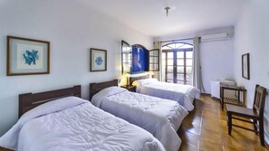 Basic Triple Room | Minibar, in-room safe, laptop workspace, free WiFi - Hotel Portofino (Ubatuba)