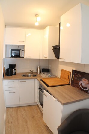 Kühlschrank, Mikrowelle, Ofen, Herdplatte