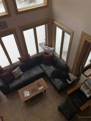 Smart TV, lareira, aparelho de som