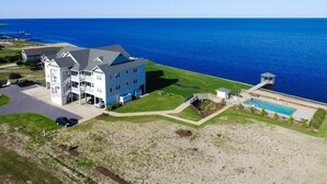 Un grande edificio a più piani con piscina e vista sulla spiaggia.