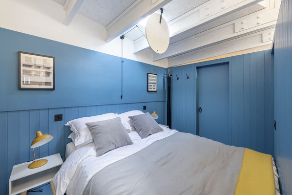 1 habitación, tabla de planchar con plancha, wifi gratis y ropa de cama 