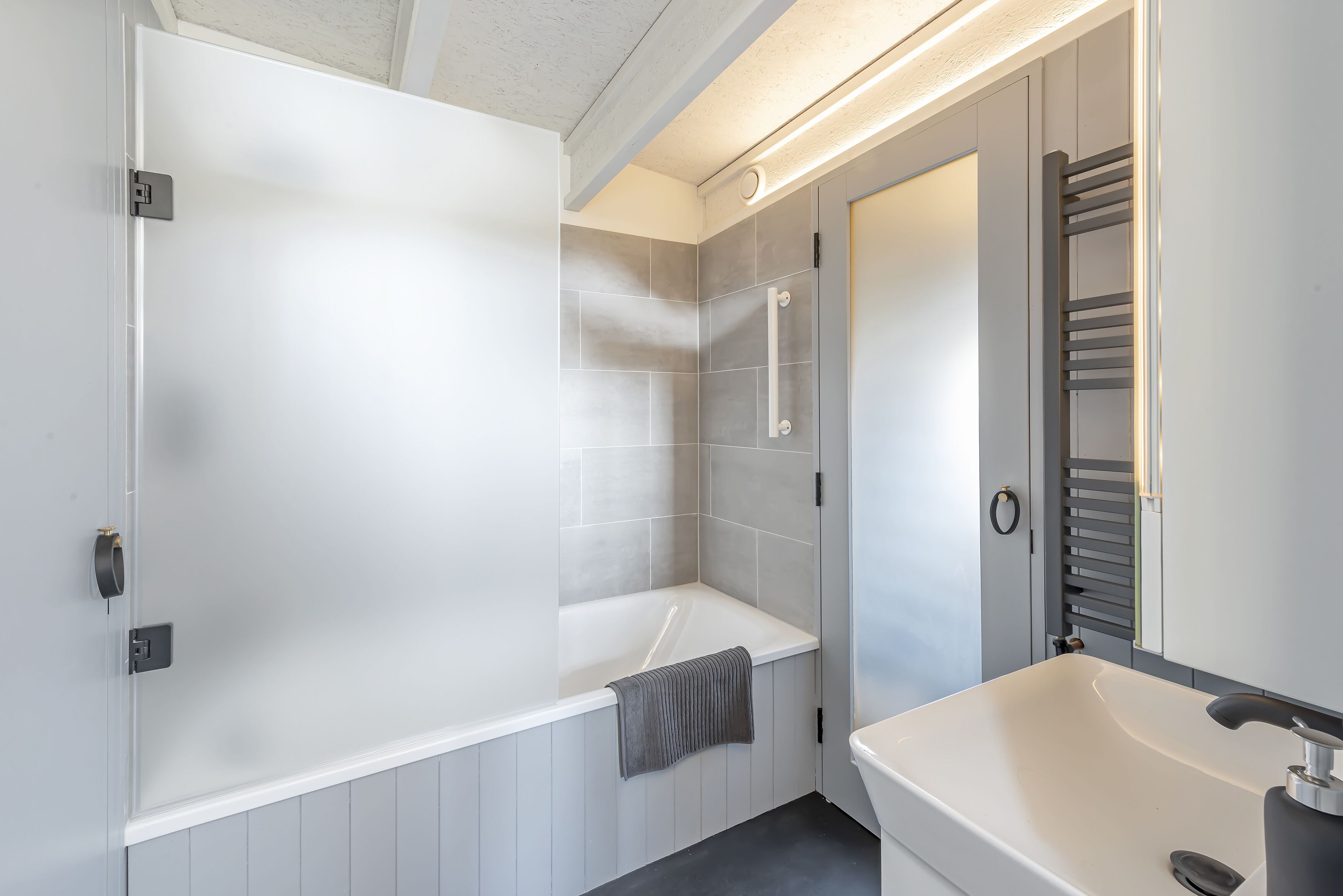 Badewanne, Haartrockner, Handtücher, Seife