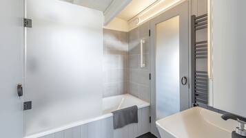 Badewanne, Haartrockner, Handtücher, Seife