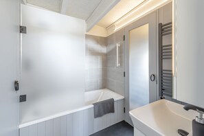 Bañera, secador de pelo, toallas, jabón