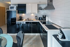 Kühlschrank, Mikrowelle, Ofen, Geschirrspüler