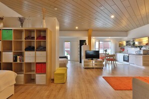 1 slaapkamer, een bureau, een strijkplank/strijkijzer, reisbedje