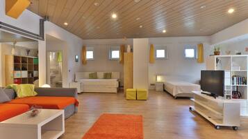 1 dormitorio, escritorio, tabla de planchar con plancha y cuna de viaje