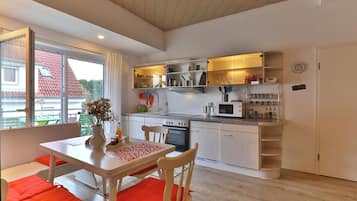 Geladeira, micro-ondas, fogão, cooktop