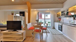 A modern apartment with a living room, dining area, and kitchen. - Nürtingen: spacious loft-style apartment between orchards and Neckar (Nürtingen)