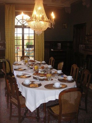 Ilmainen päivittäinen mannermainen aamiainen 