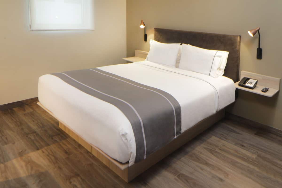 Zimmer, 1 Queen-Bett | Zimmersafe, Schreibtisch, laptopgeeigneter Arbeitsplatz