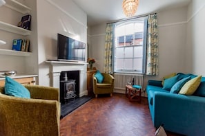 Apartment, 2 Bedrooms | Living area | 36-inch Smart TV with digital channels, TV, Netflix - Buckingham Street (York)