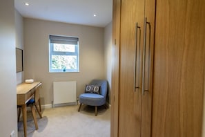 Appartement, 2 slaapkamers | Woonruimte | Een 36-inch smart-tv met digitale zenders en een televisie