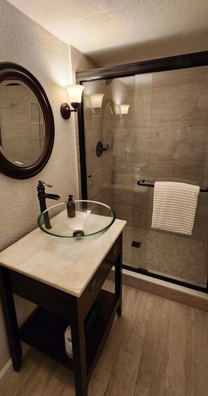 Moonglow Queen Suite | Bathroom | Shower, free toiletries, hair dryer, towels